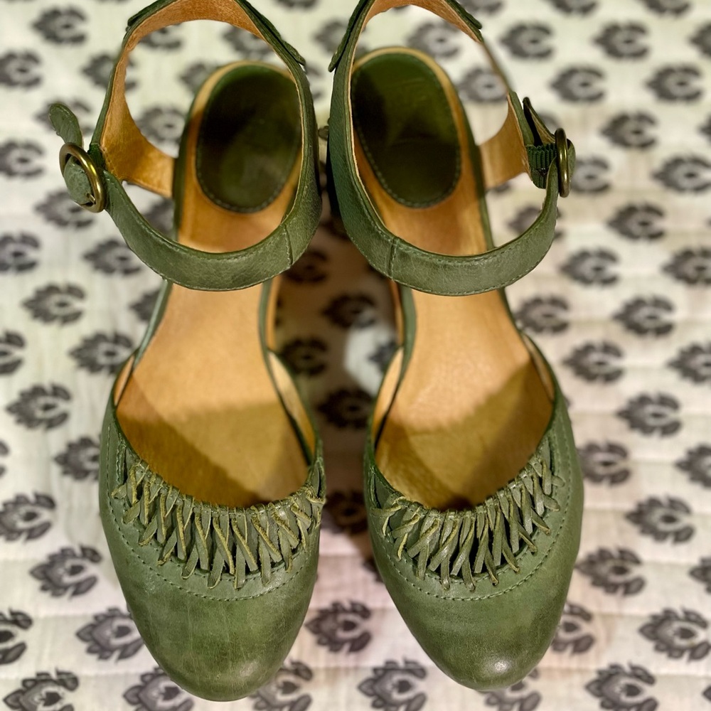 Frye women’s size 9.5 Rare Green, real wood heal. Very comfortable, super cool